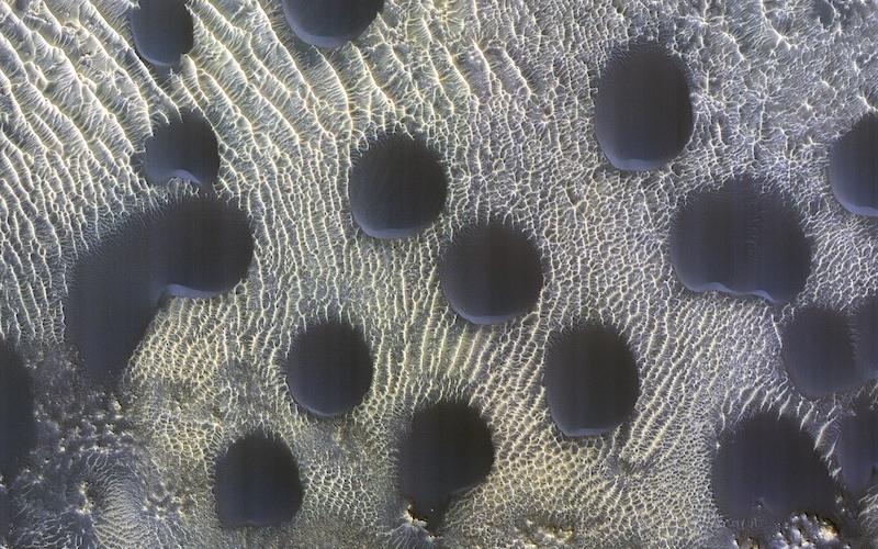 An image of the strange circle dunes been observed on Mars after the frost melted.